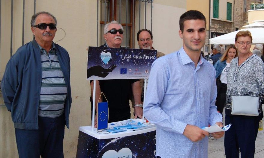 Prvi info-pult projekta „Tvoja ruka vodi me“